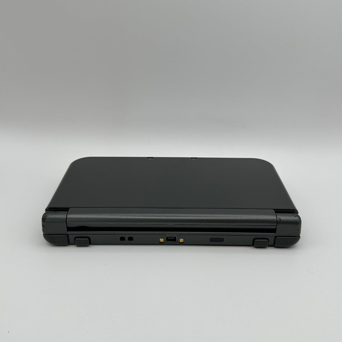 New Nintendo 3DS XL in Dunkelgrau mit IPS-Display, Zustand S – Produktfoto 5