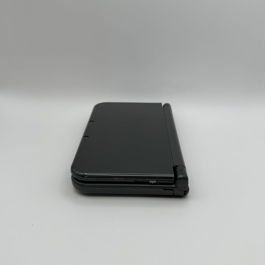 New Nintendo 3DS XL in Dunkelgrau mit IPS-Display, Zustand S – Produktfoto 6