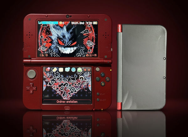 ReCollected New Nintendo 3DS XL Konsole in Rot mit Gengar-Design auf dem Display vor dunklem Hintergrund