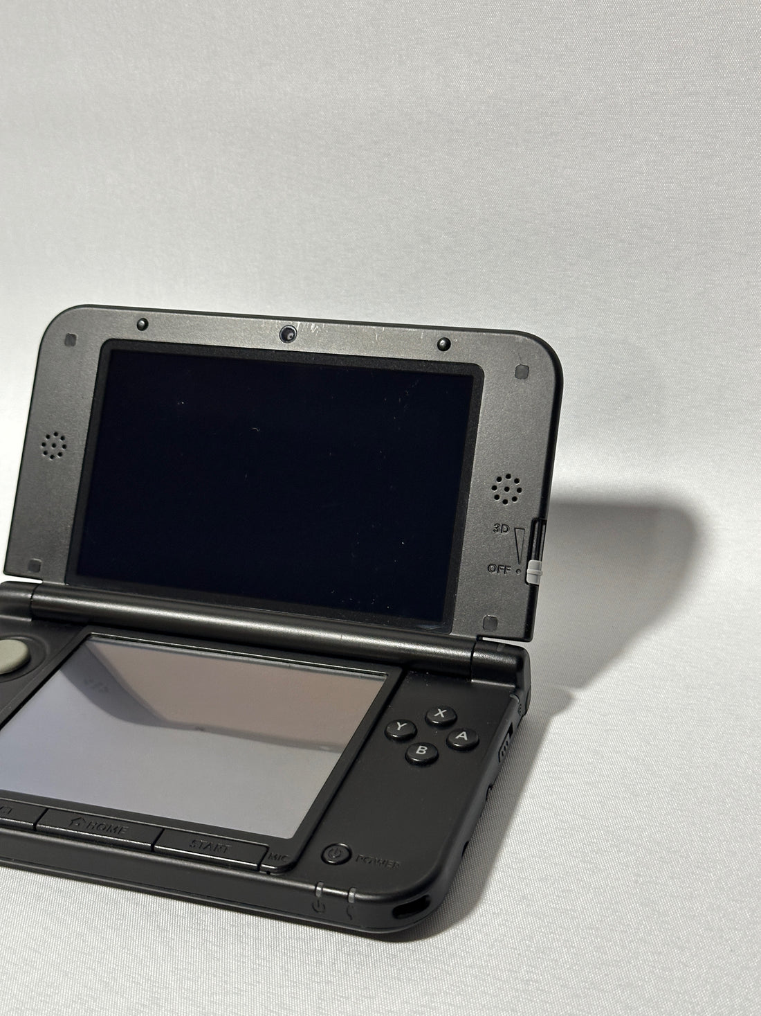 ReCollected New Nintendo 3DS XL Konsole in Schwarz mit aufgeklapptem Bildschirm und 3D-Regler