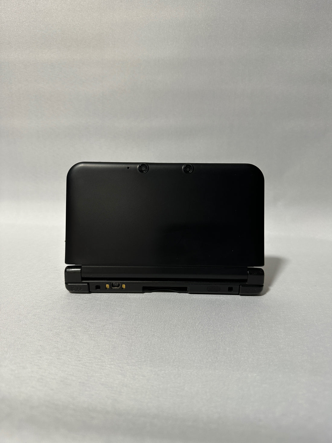 ReCollected New Nintendo 3DS XL Konsole in Schwarz, geschlossene Ansicht der tragbaren Spielkonsole