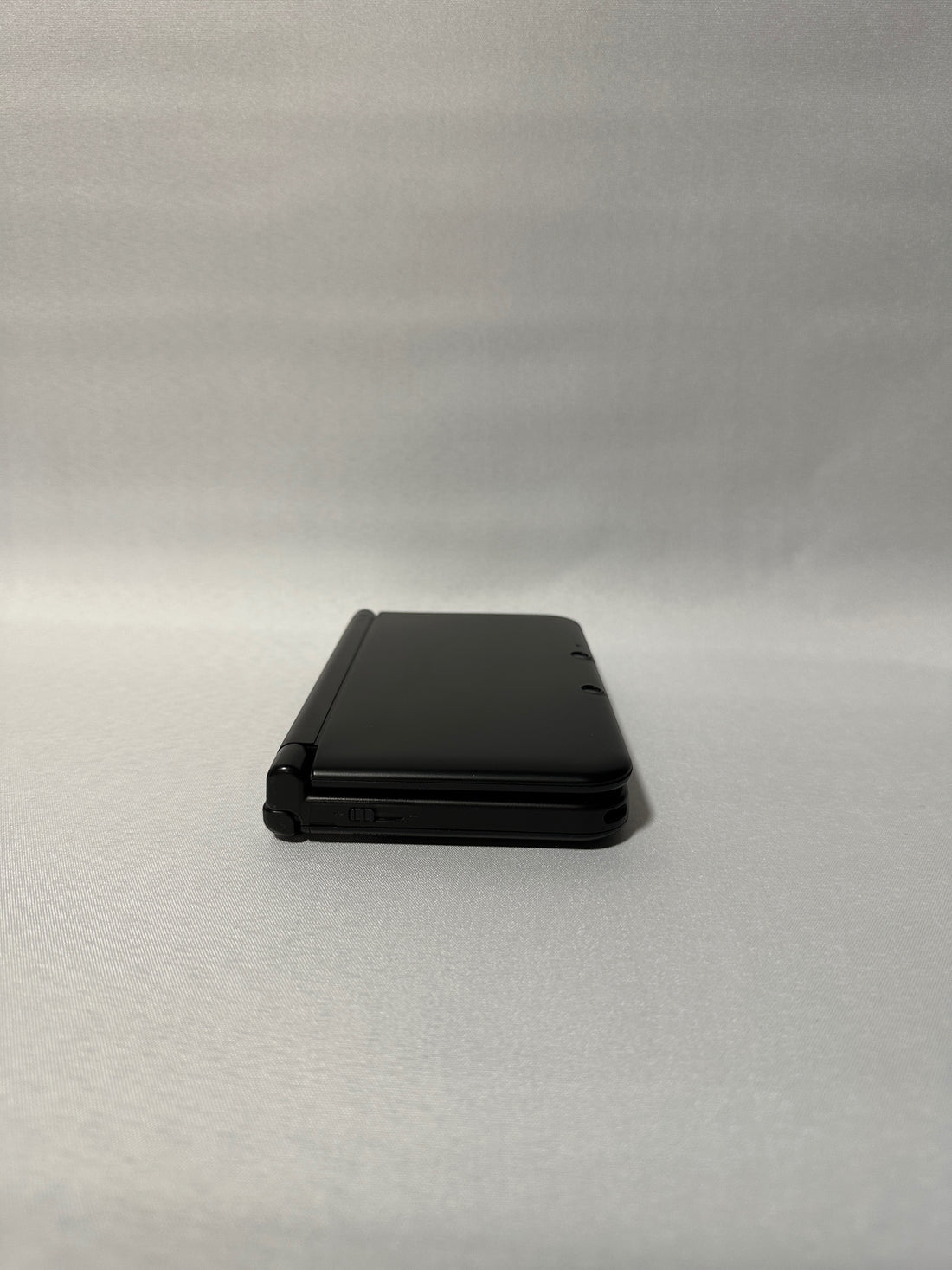 ReCollected New Nintendo 3DS XL Konsole in Schwarz, zusammengeklappt auf hellem Hintergrund