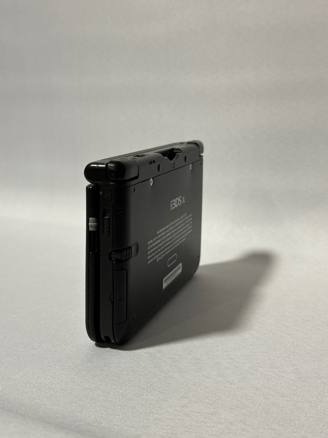 Schwarze ReCollected New Nintendo 3DS XL Konsole, Seitenansicht der Handheld-Spielkonsole