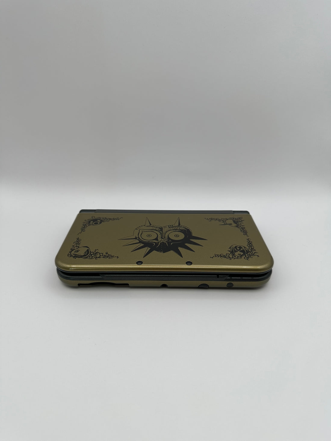 New Nintendo 3DS XL im Majora's Mask Design in Gold mit IPS-Display, Zustand S – Produktfoto 3