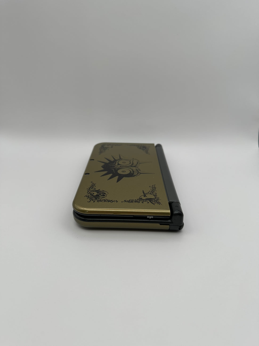 New Nintendo 3DS XL im Majora's Mask Design in Gold mit IPS-Display, Zustand S – Produktfoto 4