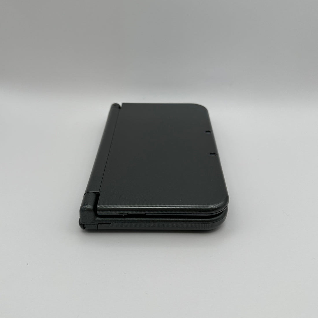 New Nintendo 3DS XL in Dunkelgrau mit IPS-Display, Zustand S – Produktfoto 4