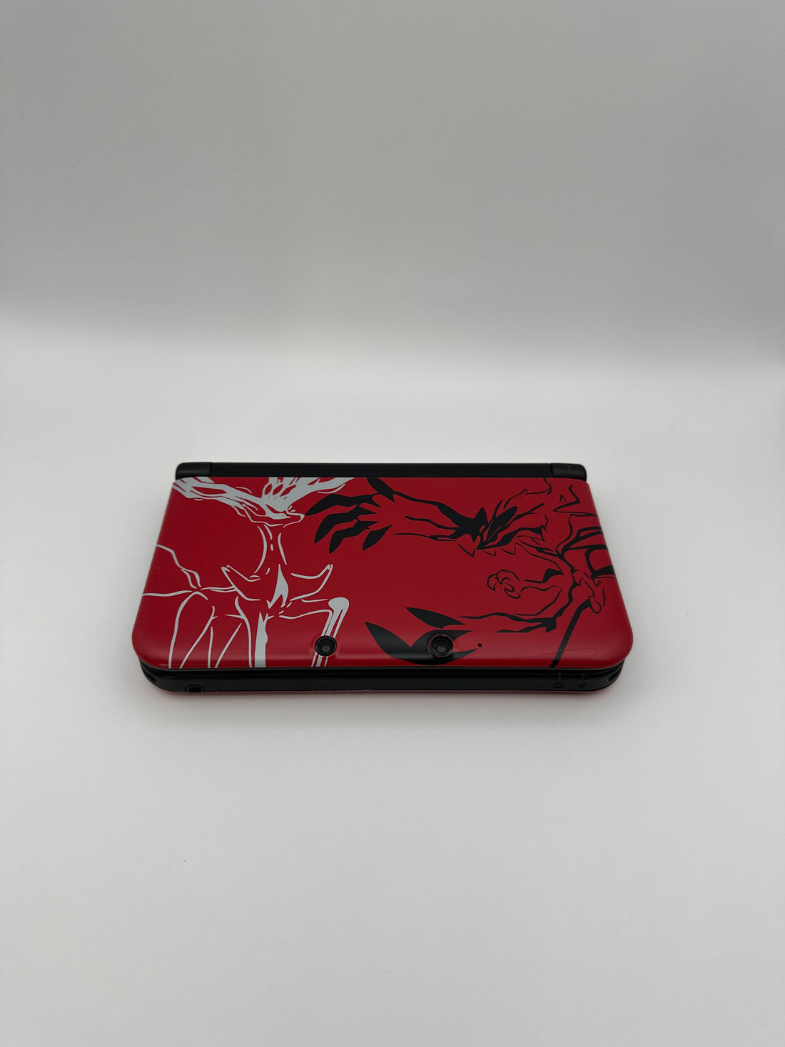 Nintendo 3DS XL in Rot im Yveltal Design, Zustand S – Produktfoto 4
