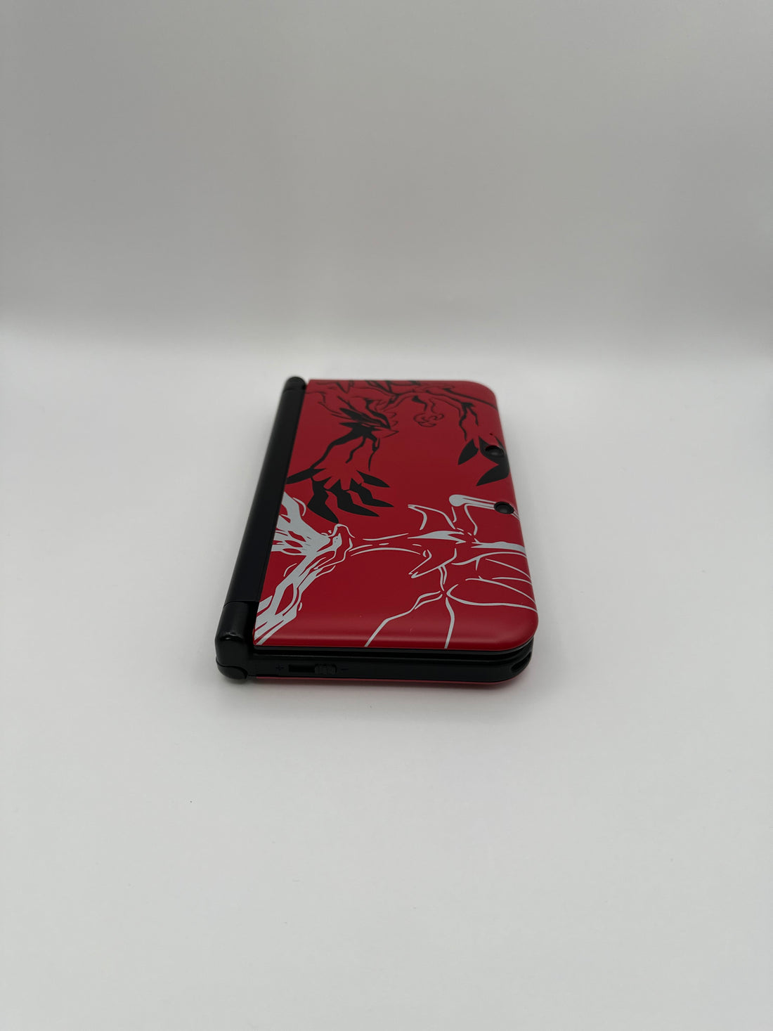 Nintendo 3DS XL in Rot im Yveltal Design, Zustand S – Produktfoto 5