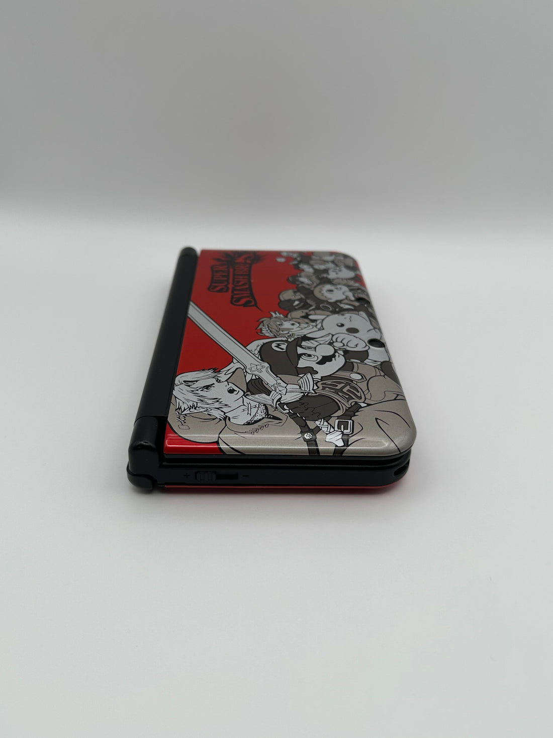 Nintendo 3DS XL in Rot im Super Smash Bros. Design, Zustand S – Produktfoto 5