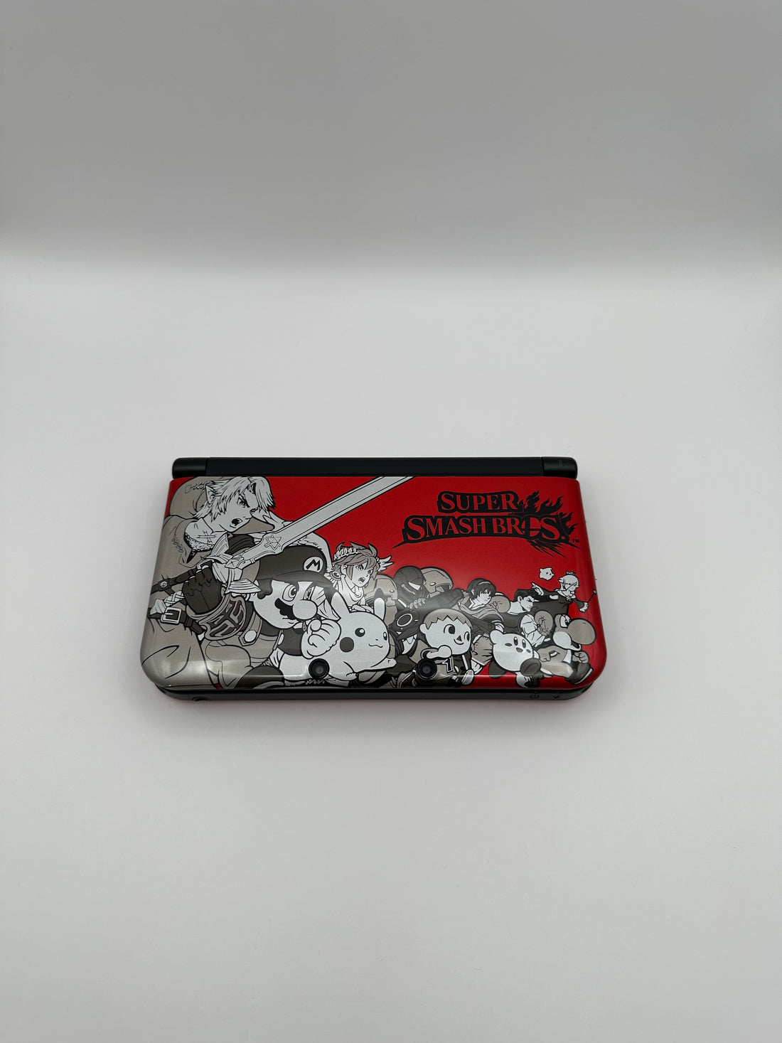 Nintendo 3DS XL in Rot im Super Smash Bros. Design, Zustand S – Produktfoto 3