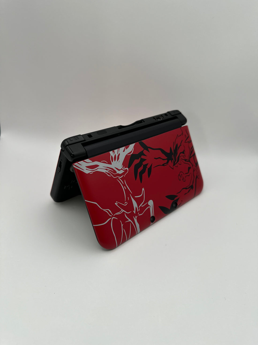 Nintendo 3DS XL in Rot im Yveltal Design, Zustand S – Produktfoto 13
