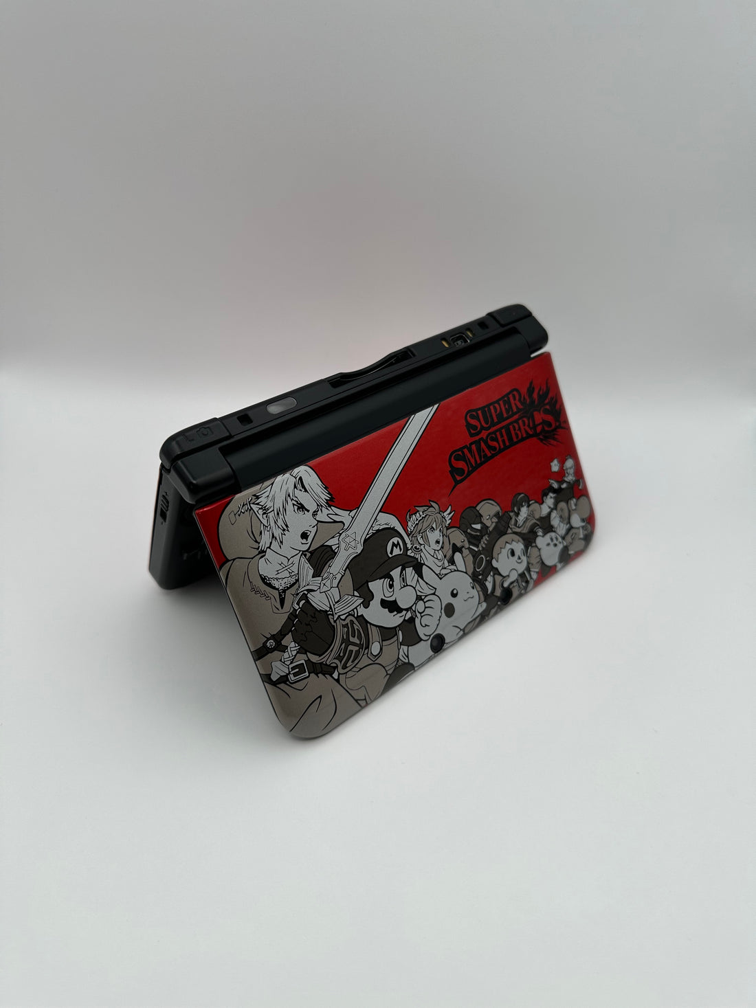 Nintendo 3DS XL in Rot im Super Smash Bros. Design, Zustand S – Produktfoto 11