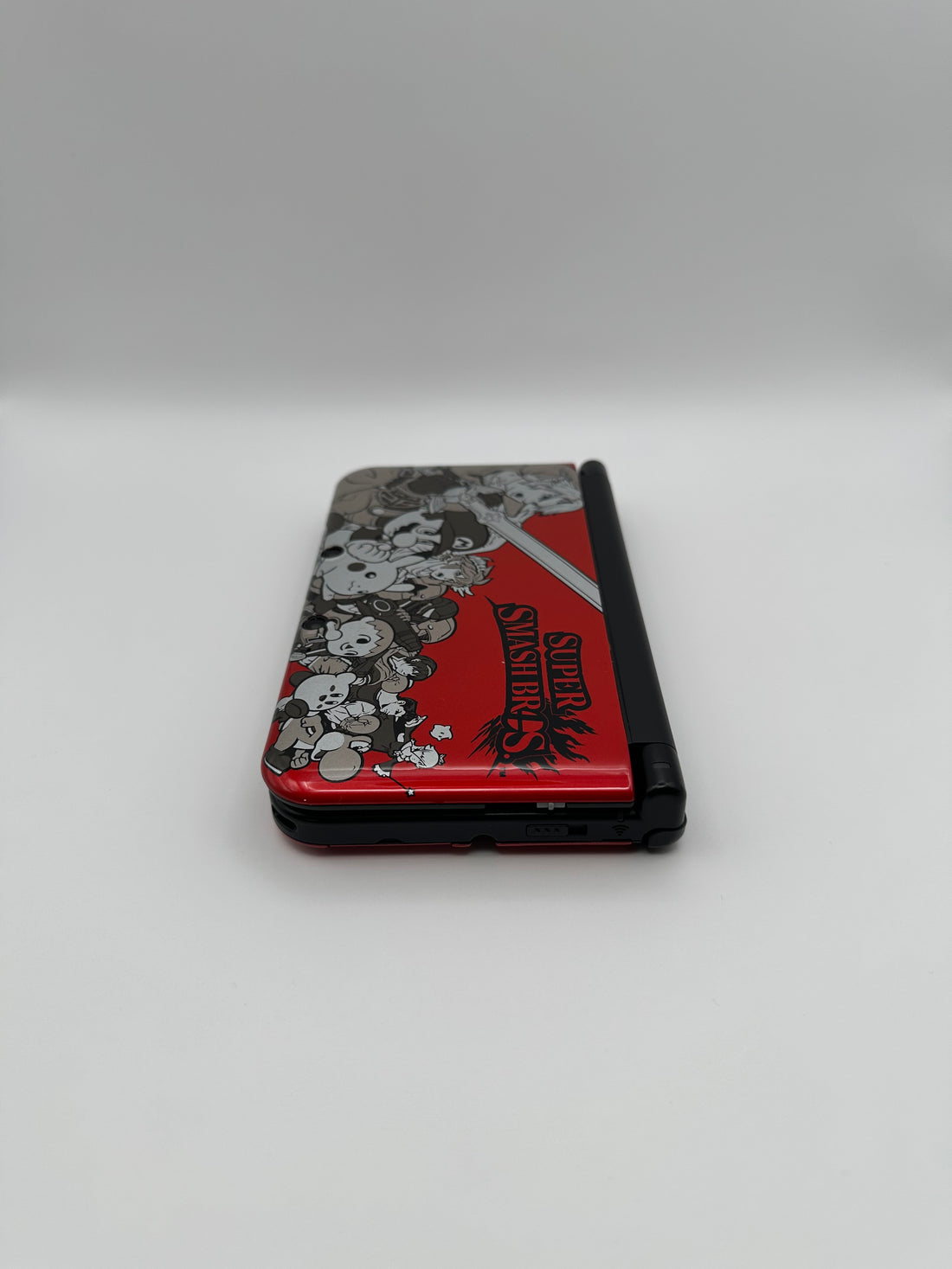 Nintendo 3DS XL in Rot im Super Smash Bros. Design, Zustand S – Produktfoto 4