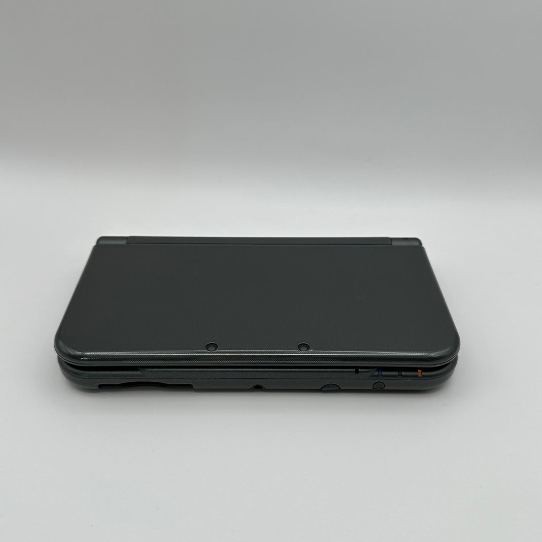 New Nintendo 3DS XL in Dunkelgrau mit IPS-Display, Zustand S – Produktfoto 3