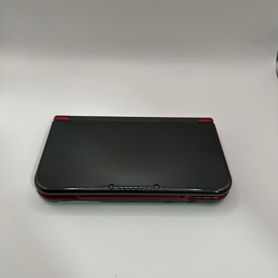 New Nintendo 3DS XL in Rot/Grau, Dual-IPS, Zustand S+ – Produktfoto 2