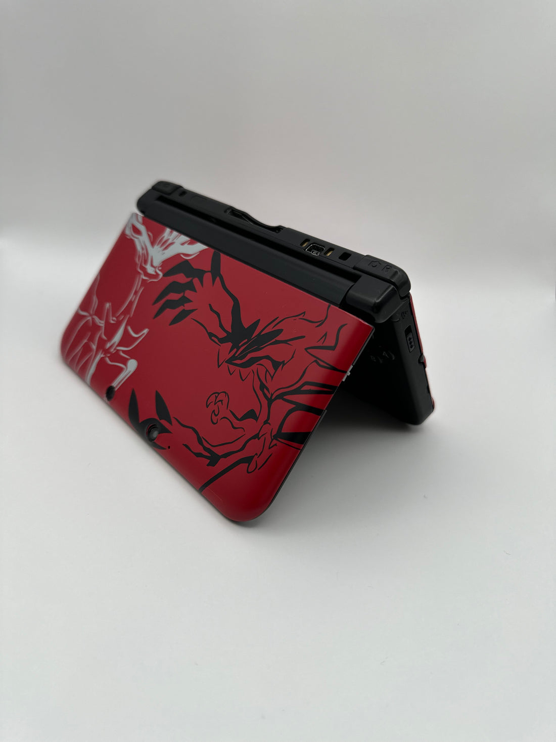 Nintendo 3DS XL in Rot im Yveltal Design, Zustand S – Produktfoto 8
