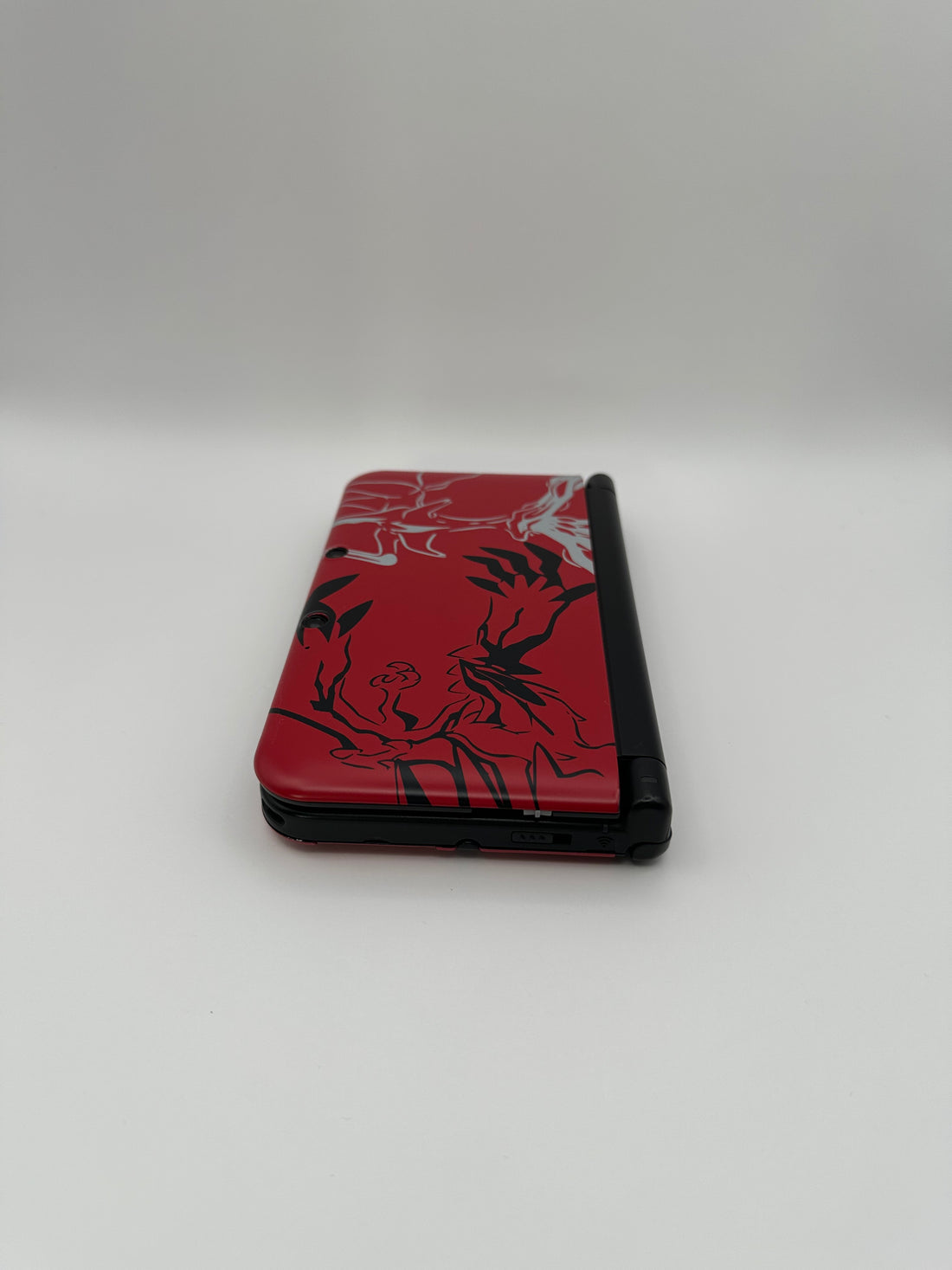 Nintendo 3DS XL in Rot im Yveltal Design, Zustand S – Produktfoto 6