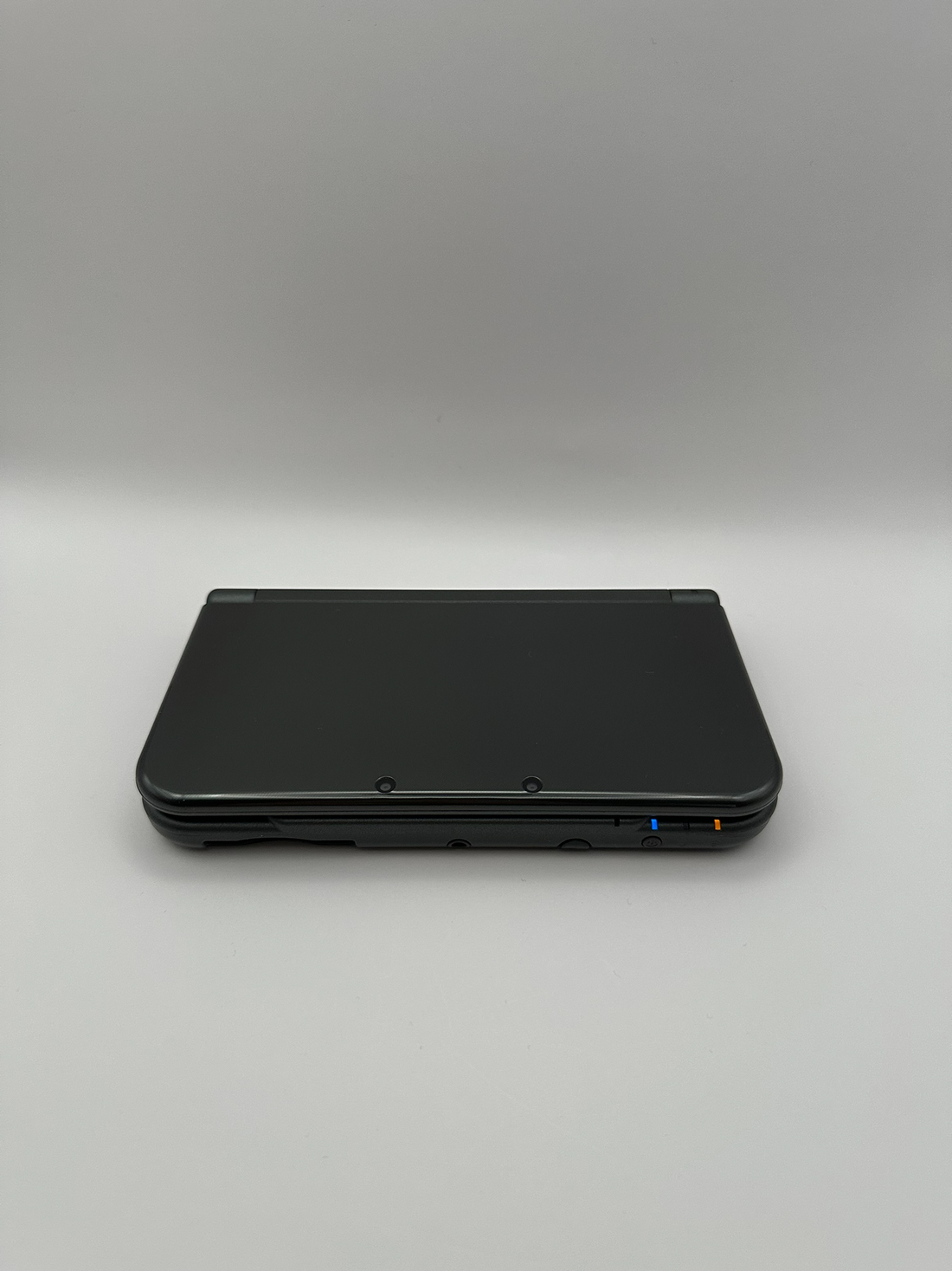 New Nintendo 3DS XL in Dunkelgrau mit IPS-Display, Zustand S – Produktfoto 2