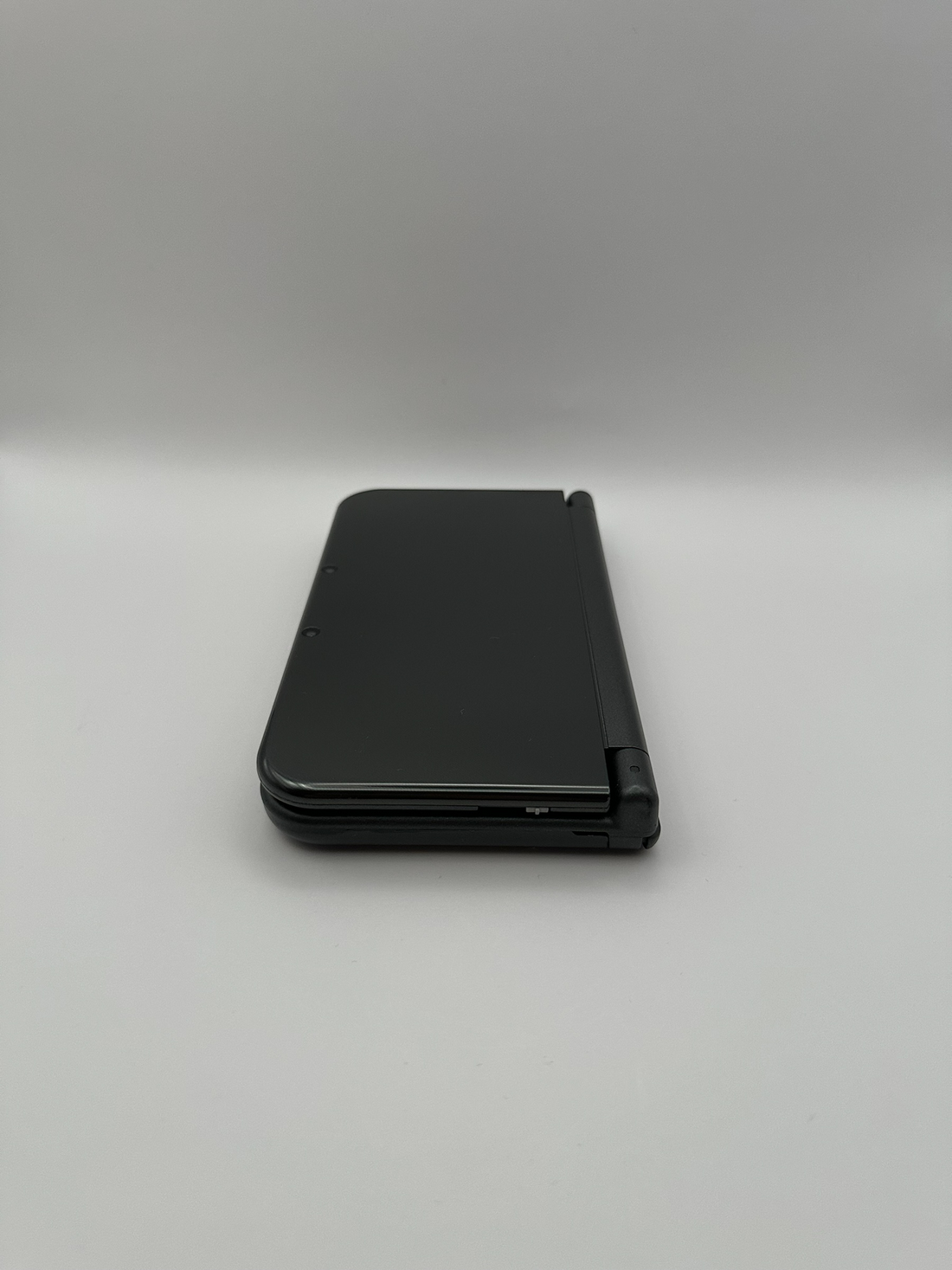 New Nintendo 3DS XL in Dunkelgrau mit IPS-Display, Zustand S – Produktfoto 3