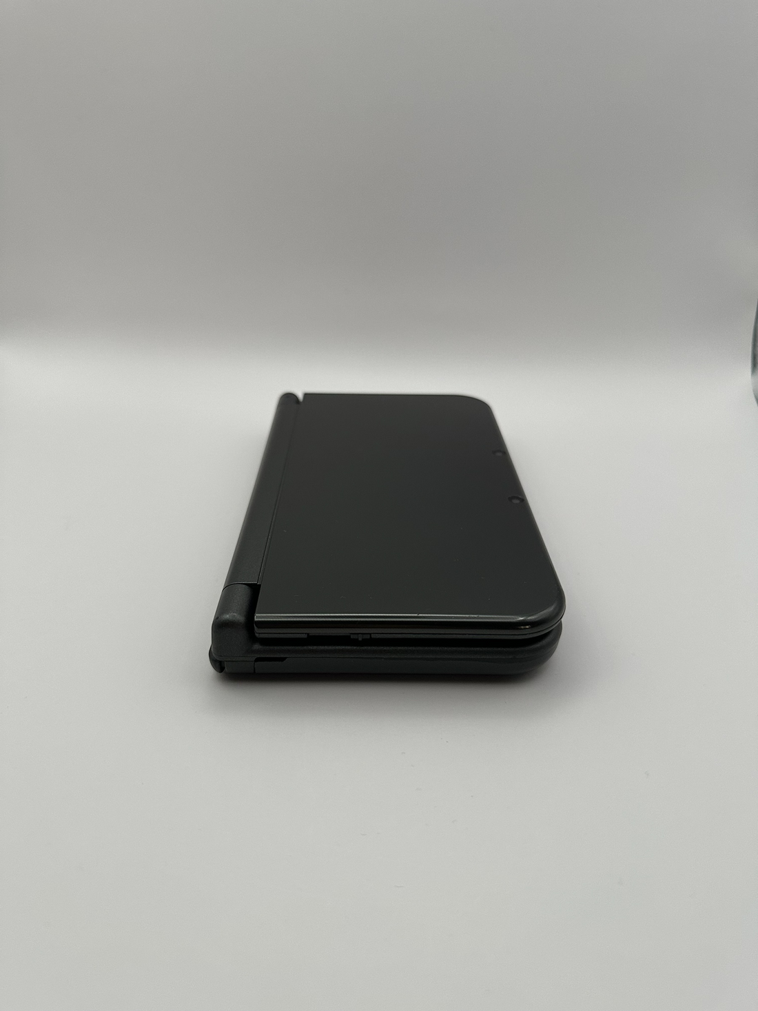 New Nintendo 3DS XL in Dunkelgrau mit IPS-Display, Zustand S – Produktfoto 4