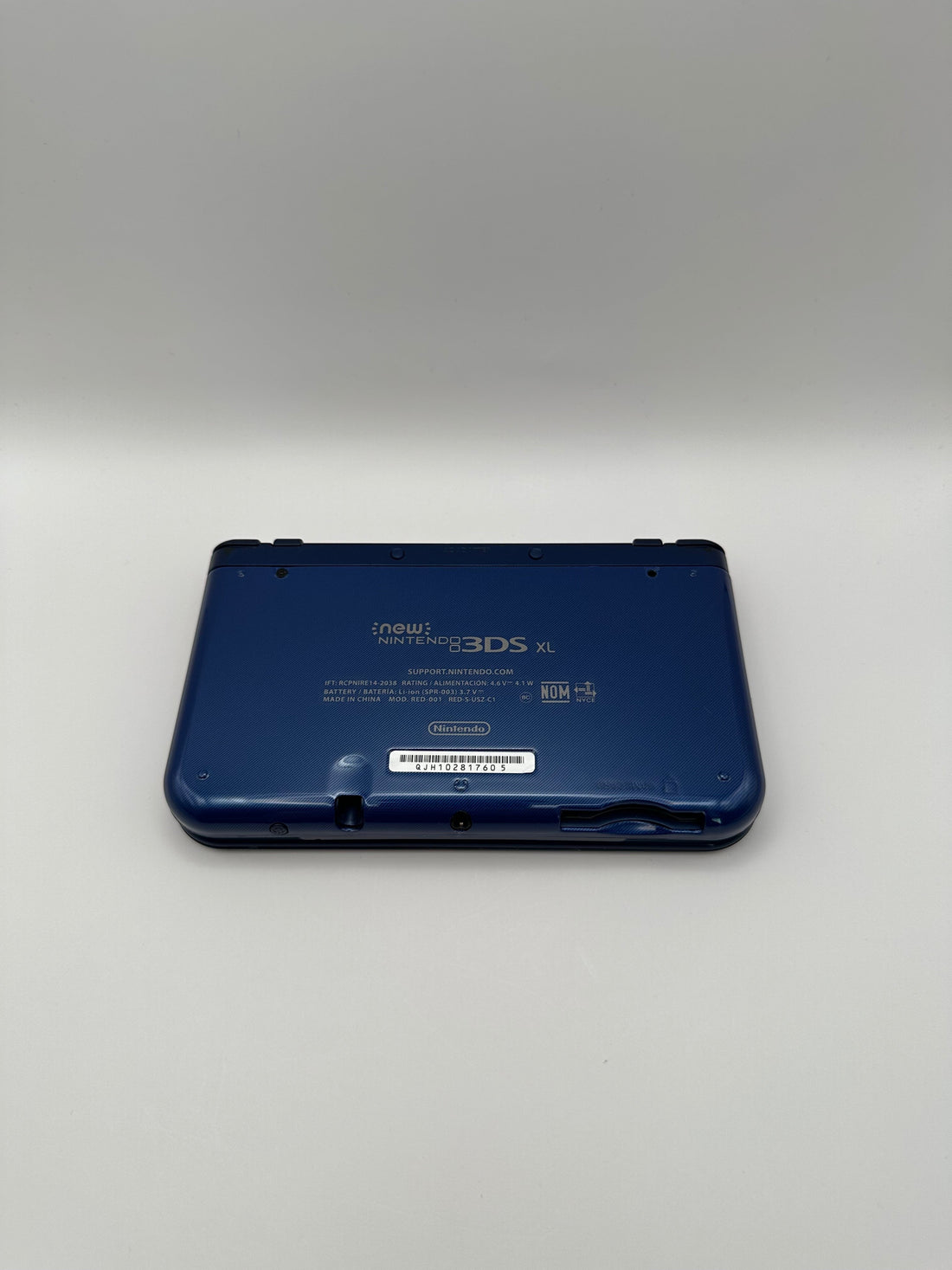 ReCollected New Nintendo 3DS XL in Blau, Rückseite der generalüberholten Handheld-Konsole mit Seriennummer
