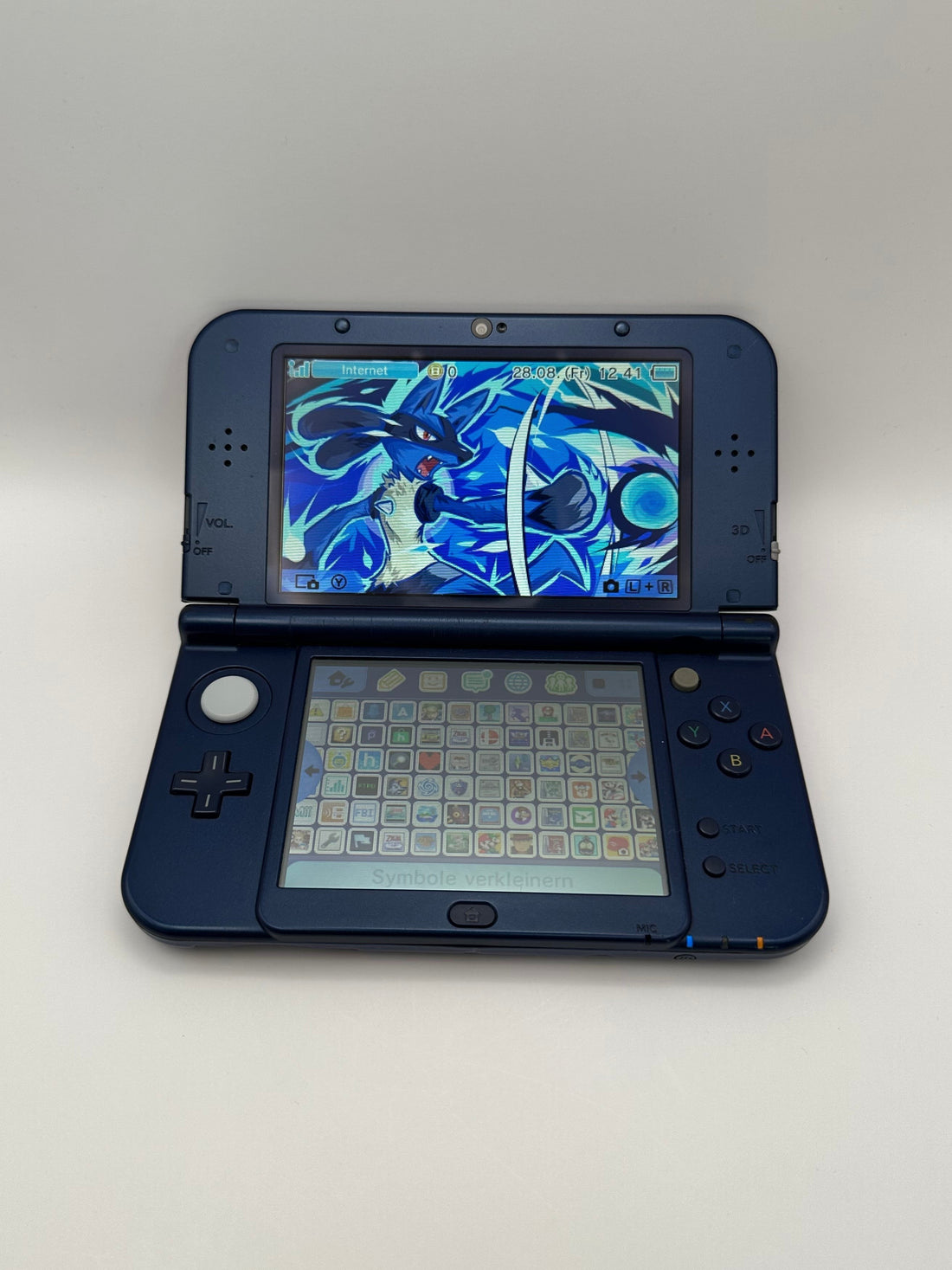 ReCollected New Nintendo 3DS XL in Blau mit eingeschaltetem 3D-Display und Touchscreen in sehr gutem Zustand