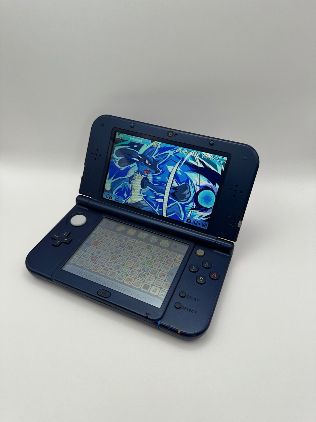 ReCollected New Nintendo 3DS XL in Blau mit eingeschaltetem Display und vorinstallierten Spielen