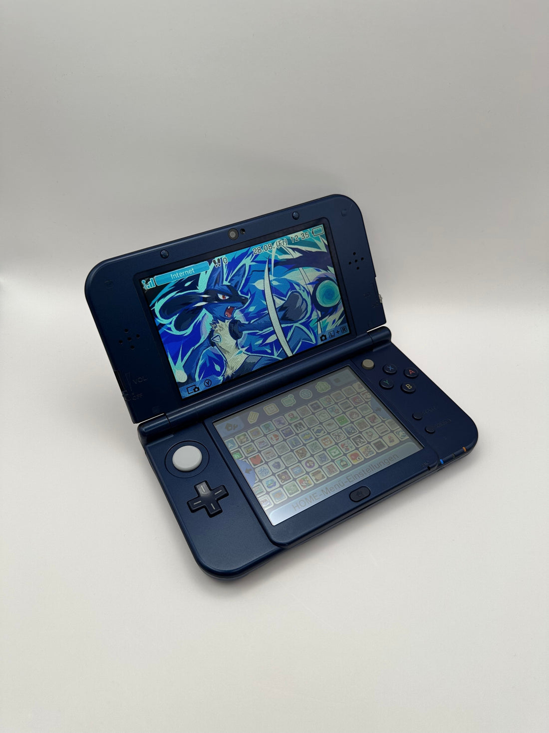 ReCollected New Nintendo 3DS XL in Blau mit eingeschaltetem Display und vorinstallierten Spielen