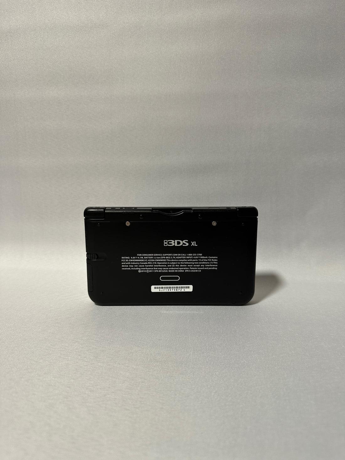 Rückseite der schwarzen ReCollected New Nintendo 3DS XL Konsole mit Modellinformationen und Seriennummer