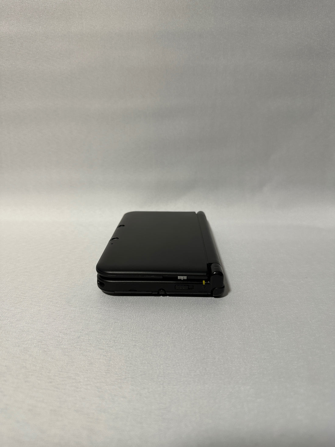 ReCollected New Nintendo 3DS XL Konsole in Schwarz, zusammengeklappt in Seitenansicht