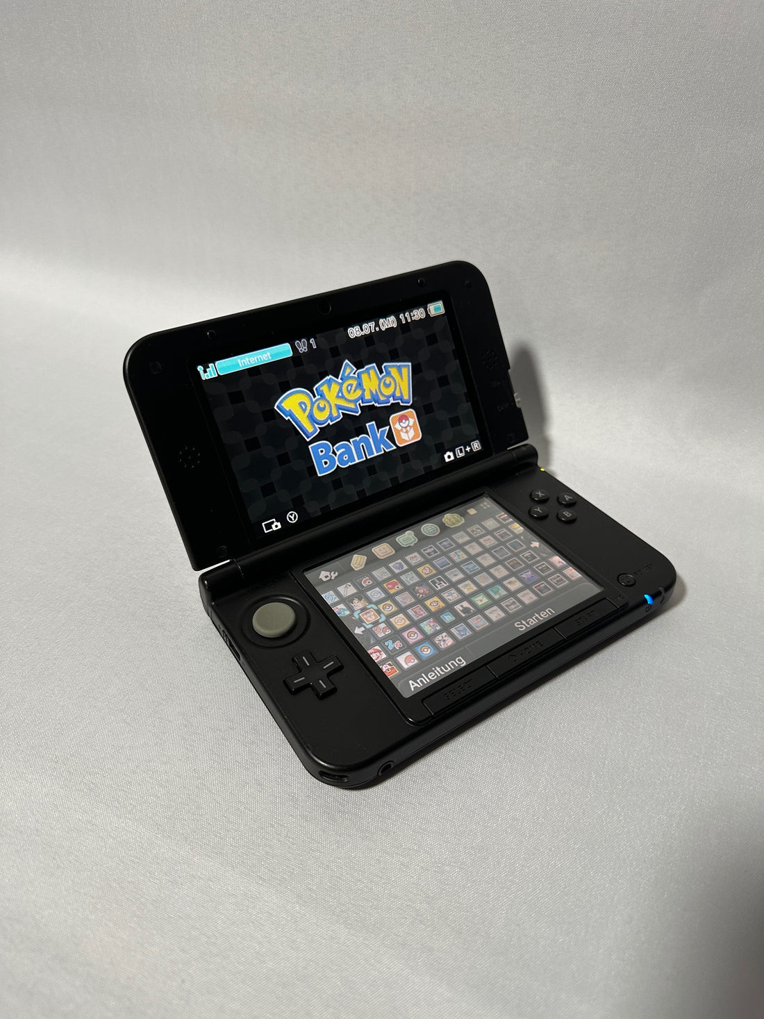 Schwarze ReCollected New Nintendo 3DS XL Konsole mit geöffnetem Bildschirm und vorinstallierten Spielen