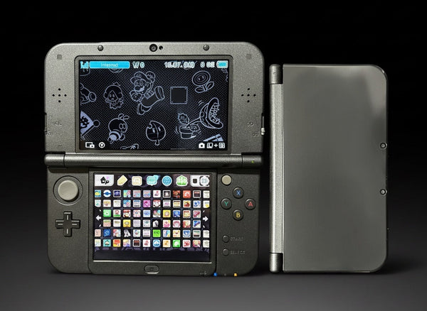ReCollected New Nintendo 3DS XL in Dunkelgrau mit aufgeklapptem Display und geschlossener Konsole